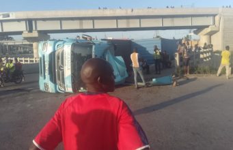 Motorists stranded after trailer overturns at Changamwe, Mombasa