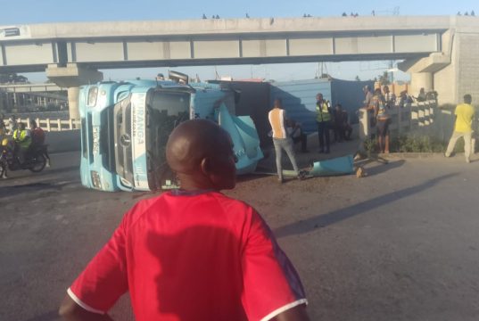 Motorists stranded after trailer overturns at Changamwe, Mombasa